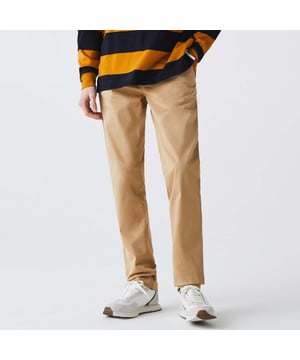 Slim Fit Stretch Gabardine Chino Broek voor heren.- Slim fit.- Unicolour stretch katoen gabardine.- Schuine steekzakken opzij en knooploze achterzakken.- Gulp met rits.- Geweven krokodillenlabel. Materiaal: 98% katoen, 2% elastaan. Ref: HH955302S.