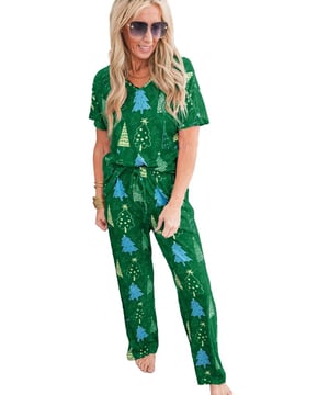 Conjunto de camiseta de escote en V y pantalones de lounge con estampado de árbol de Navidad verde elegante  
Camiseta de escote en V festiva con un encantador estampado de árbol de Navidad  
Pantalones de lounge cómodos para un look relajado en las fiestas  
Perfecto para relajarse en casa disfrutando de un chocolate caliente junto al fuego o desenvueltando regalos  
Materiales suaves y transpirables de alta calidad