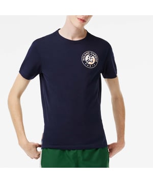Lacoste Sport Roland Garros Edition Logo T-shirt voor heren.- Normale pasvorm, recht model: Voor meer bewegingsvrijheid.- Ultra-droge technologie: Blijf koel in de hitte.- Roland Garros logo: Een winnende combinatie.- Siliconen krokodillenbadge: Jouw gelukkige Lacoste.- Technisch jersey van biologisch katoen: Geteeld zonder GMO of chemische producten. Materiaal: 75% Katoen, 25% Polyester. Ref: TH7804166.