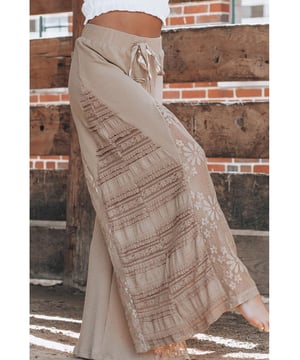 Rookgrijze Boho Kant Patchwork Wijde Pijpen Hoge Taille Broek  
  Hoge taille creëert een flatterende silhouet  
  Kant patchwork voegt elegantie en verfijning toe  
  Wijde pijpen voor comfort en chique stijl  
  Ademen en comfortabel voor de hele dag draag  
Materiaal: 65% Viscose 30% Polyamide 5% Elastaan