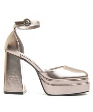 Women's heeled shoe. Comfortable fit. Padded insole. Non-slip sole. Reinforced stitching. Made by other brands for our brand.