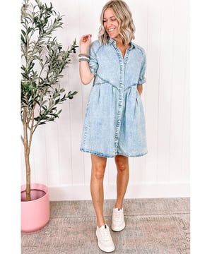 Hergestellt aus Denim-Stoff  
Kragenhals  
Rüschenkurze Ärmel  
Lockere Passform  
Mineralwasch-Verarbeitung  
Erschwinglich im Dropshipping  
Perfekt für Clubwear  
Erhältlich in den Größen S, M, L und XL  
Material: 82% Baumwolle, 10% Polyester, 8% Viskose