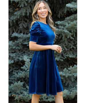 Luxuriöser Samtstoff für einen schicken und eleganten Look  
Raffinierte kurze Ärmel verleihen zusätzlichen Detailreichtum und Stil  
Praktische Taschen für einen nützlichen Touch  
Stylische Mini-Länge ideal für verschiedene Körpergrößen  
Perfekt für jeden Anlass  
Erhältlich in mehreren Größen (Größentabelle beachten)  
Material: 95% Polyester 5% Elasthan