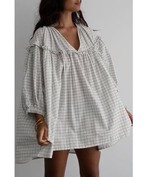 Estampado a cuadros con estilo  
Detalle de ondas con volantes para una elegancia juguetona  
Escote en V para un toque femenino  
Mangas ligeras y abullonadas  
Caída exagerada para un aspecto caprichoso  
Perfecto para ocasiones primaverales  
Material: 60% algodón 40% viscosa