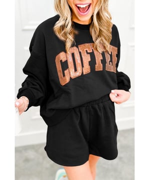Conjunto de sudadera y pantalones cortos de café negro con lentejuelas  
Diseño con lentejuelas que llama la atención y añade un toque de glamour  
Sudadera de corte suelto que ofrece un aspecto cómodo y relajado  
Pantalones cortos de pierna ancha que proporcionan una silueta moderna y estilosa  
Conjunto perfecto para salidas informales o para relajarse con estilo  
Disponible en una variedad de tamaños  
Material: 65% Poliéster 35% Algodón