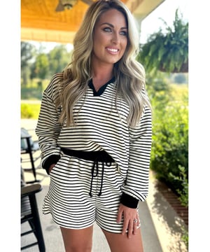 Conjunto de dos piezas a rayas  
Cintura con cordón en los pantalones cortos para un ajuste personalizado  
Blusa de manga larga que brinda calidez y cobertura  
Detalles con cuello en la blusa  
Material: 97% Poliéster 3% Elastano