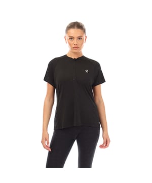Dames Dare 2b Outdare III Reflective Cycling Jersey in zwart.- 1-2 lengte ventilatieritssluiting aan de voorkant met een ritsbeschermer aan de binnenkant en auto-lock schuifsluiting.- Korte mouwen.- Blijf zichtbaar met reflecterende printdetails.- Langere achterkant.- Blijf fris met Q-Wic Plus - Onze lichtgewicht polyester zachte jersey stof voert zweet af, versnelt het drogen en stoot bacteriën die geurtjes veroorzaken af.- 92 Polyester 8% Elastane.- Ref: DWT636800