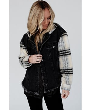 Black Plaid Sleeve Frayed Hem Hooded Denim Jacket
  Stylish plaid sleeves provide a trendy contrast
  Raw frayed hem adds a touch of distressed style
  Durable denim material for a classic and versatile look
  Perfect for any occasion
  Check out our collection of dropship denim jackets
  See our size chart below to find your perfect fit