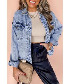 Vintage gewassen denimjack
  Stijl in klassieke waskleur
  Knopenfront en zijzakken
  Perfect voor het lagenoverlap
  Stijlvol en praktisch
Materiaal: 85% Katoen 15% Polyester
