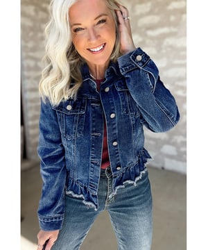 Marineblauwe Ruffle Raw Hem Flap Pocket Spijkerjack  
  Gedurfde raw hem design  
  Vrouwelijke ruffle details  
  Functionele flapzakken  
  Klassiek spijkerstofmateriaal  