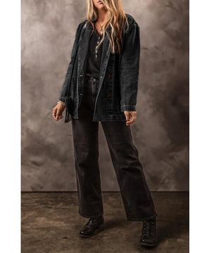 Classic lapel collar adds a touch of sophistication.
  Functional side pockets for practicality and style.
  Versatile denim jacket perfect for various occasions.
  Durable denim fabric for long
  term wear.
  Available in a range of sizes from S to 2XL.
  Refer to the size chart below to find your perfect fit.
Material: 75% Cotton 25% Polyester