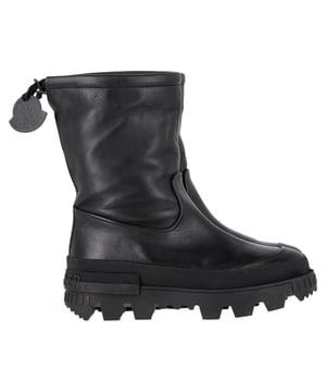 VINTAGE, RRP AS NEW
These Moncler Moscova ankle boots in black buffed leather are a perfect blend of style and functionality. The boots feature a distinctive leather logo patch and fleece trim at the rolled collar, adding a touch of luxury and warmth. The embossed logo at the heel counter gives them an elevated, signature look. Lined with soft fleece, these boots provide comfort and insulation, while the textured rubber midsole and treaded rubber outsole ensure superior grip and durability. Perfect for colder months, these boots are a versatile addition to any wardrobe.


Moncler Moscova Logo-Embossed Ankle Boots in Black Leather
Condition: Very good
Signs of wear: Minor markings, Lightly used but very well maintained. Minor mark at soles & creasing, light scuffing at the soles and heels.
Packaging: None
Color: black
Material: Leather | leather
Size: EU | 38/US8
Measurements: Heel height: 70; Insole length: 290
SKU: NAPPUGBSH458854W