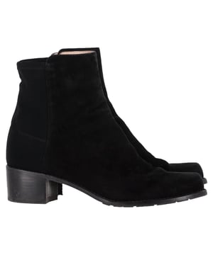 VINTAGE, RRP AS NEW
Step into effortless elegance with the Stuart Weitzman Ankle Boots in Black Suede. These sleek ankle boots are crafted from luxurious suede and feature a microstretch design for a snug yet comfortable fit. With their round toe, block heel, and pull-on construction, they offer a sophisticated look while maintaining practicality. The rubber sole ensures durability and comfort with every step.



Stuart Weitzman Ankle Boots in Black Suede 
Condition: Very good
Signs of wear: No visible sign of wear. No Mark at insole., Lightly used but very well maintained. Minor mark at soles & creasing, light scuffing at the soles and heels.
Packaging: None
Color: black
Material: suede
Size: US | 6.5/EU36.5
Measurements: Heel height: 50; Insole length: 100
SKU: NAPPUGBSH457684W