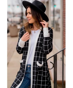 Patrón de plaid elegante con una construcción de borde contrastante  
Bolsillos frontales convenientes para guardar pequeños esenciales  
Material suave y acogedor para calidez y comodidad  
Estilo abierto versátil que combina bien con varios conjuntos