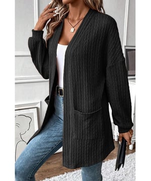 Cardigan Abierto de Punto Texturizado Negro con Bolsillos Laterales  
El punto texturizado combina calidez y moda sin esfuerzo  
Perfecto para la transición entre estaciones  
El cardigan abierto añade un toque chic a cualquier atuendo  
Los bolsillos laterales aportan estilo y practicidad a tu look  
Disponible en múltiples tamaños  
Alta elasticidad para un ajuste cómodo  
Material: 97% Poliéster 3% Elastano