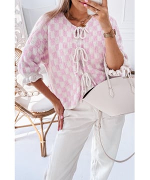 Patrón de cuadros en rosa claro  
Lazo en la parte frontal para un ajuste personalizable  
Mangas 3/4 con volantes para un toque femenino  
Estilo versátil para pantalones y faldas  
Alta elasticidad para comodidad y ajuste  
Material: 50% Viscosa 28% Poliéster 22% Poliamida