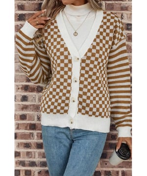 Clásico diseño de cuadros
Elementos de patchwork a rayas
Cuello en V con frente abotonado
Material suave y cálido
Apropiado para ocasiones casuales y semi formales
Consulta la tabla de tallas para un ajuste perfecto