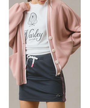 Lässiger und stilvoller Strickcardigan  
Oversized-Schnitt  
Kontrastbesetzter V-Ausschnitt  
Knopfverschluss vorne  
Design mit überschnittenen Schultern  
Lockere Ärmel  
Seitentaschen  
Passt gut zu modischen Hosen  
Material: 50% Polyester, 45% Viskose, 5% Elasthan