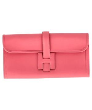 VINTAGE, RRP AS NEW
The Hermès Swift Jige Duo Clutch in Pink Leather is the ultimate blend of sophistication and chic design. Crafted from soft pink swift calfskin leather, it features a sleek cross-over flap with the iconic leather "H" closure. Inside, the clutch offers a matching interior with patch pockets and a removable zipper insert for practicality.



with Dust bag


Hermès Swift Jige Duo Clutch in Pink Leather
Condition: Excellent
Signs of wear: No retail tag, No visible sign of wear., 
Packaging: Dust bag
Color: Pink | rose
Material: Leather | leather
Size: One Size | One Size
Measurements: Width: 114; Height: 63; Length: 114; Handle drop: 0; Strap length: 0
SKU: NAPPUGBBA457652W
