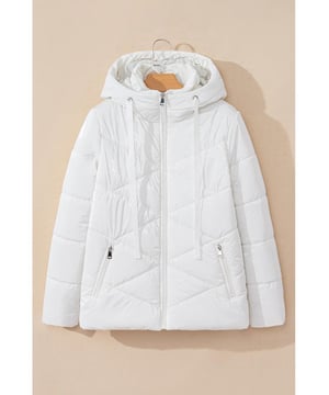 Opción práctica para el clima frío  
Diseño acolchado que proporciona aislamiento y textura  
Diseño con capucha y cordón para mayor calidez  
Frente con cremallera para ventilación ajustable  
Adición versátil al guardarropa de invierno  
Material: 100% Poliamida