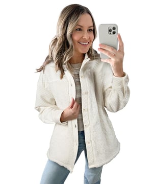 Camisa chaqueta de color blanco sólido  
Diseño acolchado que añade textura y calidez  
Forro de Sherpa para una comodidad acogedora  
Cierre de botones para un look atemporal estilo camisa  
Opción de estilo versátil  
Material: 97% poliéster 3% elastano