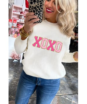 Suéter casual de cuello redondo blanco con estampado brillante XOXO  
Detalles coloridos sobre un fondo sólido  
Gráfico de letras XOXO con detalle brillante  
Materiales de calidad suave en un color sólido para mujeres  
Cuello redondo, hombros caídos y silueta relajada  
Perfecto para días frescos  
Consulta la tabla de tallas para el ajuste perfecto