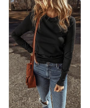 Klassische schwarze Farbe für vielseitige Stylingmöglichkeiten und sehr figurbetont  
Slim-Fit-Design für eine moderne Silhouette  
Leichter Pullover ist weich für ganztäglichen Komfort  
Rundhalsausschnitt für einen zeitlosen Look  
Hohe Elastizität für eine bequeme Passform  
Material: 60% Polyester, 40% Viskose