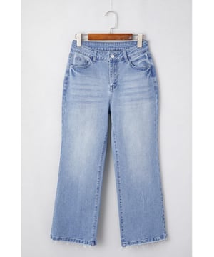 Hoge taille jeans die je figuur flatteren  
Trendy mineraalwas afwerking voor een opvallende stijl  
Raffinement met onafgewerkt zoomdetail voor een edgy uitstraling  
Modieuze flared onderkant voor retro vibes  
Materiaal: 71% Katoen 27,5% Polyester 1,5% Elastaan