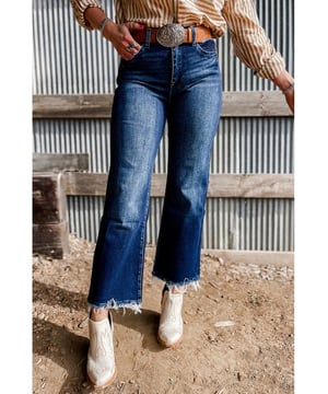 Hoge taille flatteert je figuur  
Trendy mineraalwas afwerking  
Raw hem-details zorgen voor een edgy uitstraling  
Modieuze flare-broeken omarmen retro vibes  
Beschikbaar in maten S tot XL met gemiddelde  
hoge elasticiteit  
Materiaal: 71% Katoen 27,5% Polyester 1,5% Elastaan