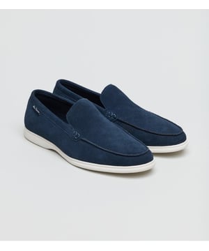 De Ben Sherman suède zomer loafer. Verhoog je look met deze elegante casual navy suède loafer.  Gewatteerde binnenzool en comfortabele, flexibele rubberen zool.