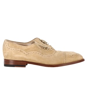 VINTAGE, RRP WIE NEU  
Manolo Blahnik Witney Cap Toe Oxfords – Die Manolo Blahnik Witney Cap Toe Oxfords aus hellbeigem Wildleder sind eine schicke und raffinierte Schuhoption, die Eleganz mit modernem Empfinden in Einklang bringt. Das Cap-Toe-Design und das luxuriöse Wildleder-Finish machen diese Oxfords vielseitig für sowohl formelle als auch legere Outfits. Der hellbeige Farbton ist zeitlos und lässt sich leicht stylen, was sicherstellt, dass diese Schuhe jedes Outfit mit einem Hauch von unaufdringlicher Raffinesse aufwerten.

Styling-Tipp: Diese Oxfords sehen fantastisch aus in Kombination mit maßgeschneiderten Hosen, einer eleganten Bluse und einem strukturierten Blazer für ein stilvolles, bürotaugliches Ensemble. Für einen entspannteren Look tragen Sie sie mit einem Midi-Rock oder einem schicken Kleid, um eine unerwartete Wendung zu verleihen. Die neutrale Farbe ermöglicht die Kombination mit auffälligem Zubehör oder subtilen Akzenten, wie einer auffälligen Handtasche oder zartem Schmuck. Ob Sie ins Büro, zu einem Brunch oder zu einem Abendessen gehen, diese Oxfords werden Ihren Stil mühelos aufwerten.

Manolo Blahnik Witney Cap Toe Oxfords aus hellbeigem Wildleder  
Zustand: Sehr gut  
Abnutzungserscheinungen: Keine sichtbaren Abnutzungserscheinungen. Kein Fleck auf der Innensohle, sehr leichter Fleck an den Sohlen.  
Verpackung: Keine  
Farbe: Beige  
Material: Wildleder  
Größe: UK | 8  
Maße: Innenlängen: 320  
SKU: MRPPUGBSH456377M