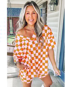 Conjunto de ropa de descanso de dos piezas con estampado de cuadros naranjas a la moda  
Camiseta de corte holgado con escote en V  
Pantalones cortos de corte holgado  
Ideal para relajarse a diario o como pijama  
Diseño elegante y cómodo  
Material: 95% Poliéster 5% Elastano