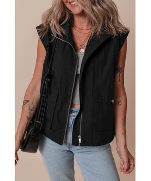 Zwarte Flapzakken Rits Vest met Hoge Hals  
Chic en gezellige laag voor overgangsweer  
Flapzakken bieden zowel stijl als functionaliteit  
Ritssluiting aan de voorkant voor gemakkelijke draagbaarheid en aanpasbare warmte  
Hoge halsontwerp beschermt tegen koele briesjes  
Materiaal: 56% Katoen 44% Polyester