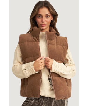 Material de pana sofisticado y acogedor  
Diseño de cuello alto para mayor elegancia y calidez  
Cierre de cremallera para un uso fácil y un aspecto elegante  
Estilo de abrigo acolchado que añade aislamiento y una declaración de moda  
