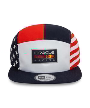 New Era Red Bull Racing Miami USA Camper Cap in white.- Clip strapback.- Flat navy visor.- Navy undervisor.- Oracle Red Bull Racing logo on front.- USA Flag multipanel unstructured crown.- New Era flag embroidered on left.- 100% Cotton.- Ref: 60573656
