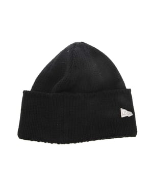 New Era Wide Cuff Beanie in black.- Upturned cuff.- New Era Flag metal pin logo on front.- Knitted crown.- 70% Acrylic  30% Merino Wool.- Ref: 60565447
