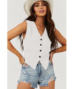 Klassische einfarbige Farbe für einen zeitlosen und vielseitigen Look  
V-Ausschnitt verleiht Ihrem Outfit einen Hauch von Eleganz  
Knopfverschluss für einen eleganten und anpassbaren Sitz  
Perfekt zum Schichten und für einen Hauch von Raffinesse  
Material: 85% Polyester 10% Viskose 5% Elasthan