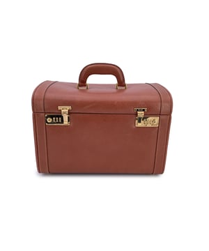 VINTAGE, Neupreis wie neu  
Entdecken Sie einen wahren Vintage-Schatz mit diesem einzigartigen braunen Leder-Schminkkoffer von Gucci aus den frühen 1990er Jahren. Ein beeindruckendes Beispiel klassischen Luxus, hergestellt aus reichem, geschmeidigem Leder und akzentuiert mit glänzendem Messingbeschlägen, die einen auffälligen Kontrast schaffen und die Handwerkskunst seiner Zeit hervorheben. Der doppelte Kombinationsverschluss, derzeit auf '000' eingestellt, sorgt dafür, dass Ihre wertvollen Gegenstände sicher aufbewahrt werden, während die vier schützenden Fußpunkte den makellosen Zustand beibehalten. Zustandseinstufung: B - SEHR GUTER ZUSTAND  
Zustandsdetails: Einige Kratzer auf dem Leder aufgrund normaler Nutzung. Normaler Gebrauch auf der inneren Polsterung. Einige kleine weiße Flecken auf der Oberfläche des Spiegels. Der Deckel ist leicht eingedrückt. Bitte überprüfen Sie die Fotos sorgfältig und fragen Sie, wenn Sie weitere Details benötigen oder Zweifel haben.  
Maße (cm):  
Tiefe: 22,9  
Höhe: 24,1  
Länge: 34,3  
Zusätzliche Details: Staubbeutel? Nein  
Schlüssel? Nein  
Schachtel? Nein  
Maße: Breite: 229 mm, Länge: 343 mm, Höhe: 241 mm