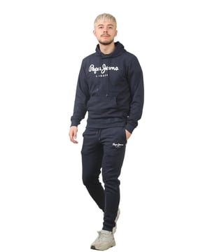 De regular fit herenset van Pepe Jeans London biedt een zachte en lichtgewicht hoodie in combinatie met bijpassende joggers. De hoodie heeft geribde details op de capuchon, manchetten en zoom, samen met een verstelbare capuchon en een kangoeroezak voor het gemak. De joggers hebben een trekkoord in de taille voor een goede pasvorm. Op beide stukken staat het Pepe Jeans London Big logo op de borst voor de hoodie en het kleine logo op de linkerpijp voor de joggers. Een decoratieve nekband aan de binnenkant met een all-over logo voegt een stijlvolle touch toe. Gemaakt van 100% duurzaam katoen, de stof bestaat uit 65% katoen en 35% polyester. De set is wasbaar in de wasmachine voor eenvoudig onderhoud.