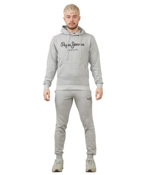 Das Pepe Jeans London Herren-Trainingsanzug-Set in normaler Passform bietet einen weichen und leichten Kapuzenpulli in Kombination mit der passenden Jogginghose. Der Kapuzenpullover verfügt über gerippte Details an Kapuze, Bündchen und Saum sowie eine verstellbare Kapuze und eine Kängurutasche für mehr Komfort. Die Jogginghose ist mit einem Kordelzug am Bund ausgestattet, der für einen sicheren Sitz sorgt. Beide Teile zeigen das große Pepe Jeans London-Logo auf der Brust des Hoodies und das kleine Logo am linken Bein der Jogginghose. Ein dekoratives inneres Nackenband mit einem Allover-Logo setzt einen stilvollen Akzent. Das Material besteht aus 100 % nachhaltiger Baumwolle, der Stoff aus 65 % Baumwolle und 35 % Polyester. Das Set ist maschinenwaschbar für einfache Pflege.