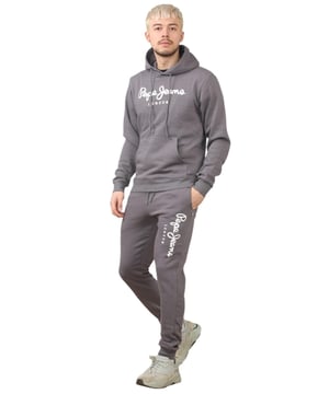 De regular fit herenset van Pepe Jeans London biedt een zachte en lichtgewicht hoodie in combinatie met bijpassende joggers. De hoodie heeft geribde details op de capuchon, manchetten en zoom, samen met een verstelbare capuchon en een kangoeroezak voor het gemak. De joggers hebben een trekkoord in de taille voor een goede pasvorm. Op beide stukken staat het Pepe Jeans London Big logo op de borst voor de hoodie en op de linkerpijp voor de joggers. Een decoratieve nekband aan de binnenkant met een all-over logo voegt een stijlvolle touch toe. De stof is gemaakt van 100% duurzaam katoen en bestaat uit 65% katoen en 35% polyester. De set is wasbaar in de wasmachine voor eenvoudig onderhoud.