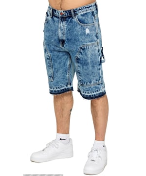Mejora tu estilo urbano con los Enzo Milano Distressed Carpenter Shorts, que combinan utilidad resistente con un estilo sin esfuerzo. Diseñados para un ajuste holgado, estos pantalones cortos cuentan con un panel y presilla de carpintero clásico, perfectos para un look funcional y moderno. Su diseño de 5 bolsillos garantiza practicidad, mientras que los remaches de marca y un clip de bolsillo metálico con el logo de Enzo aportan un toque distintivo. El bajo desgastado realza la estética vintage y usada, convirtiéndolos en una prenda destacada para un estilo casual. Acabados con un cierre de cremallera, estos pantalones cortos ofrecen durabilidad y estilo para tu día a día.