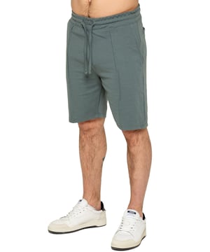 Enzo Heren Casual Stretch Shorts bieden comfort en gemak met 2 zij- en 2 achterzakken, elastische tailleband met verstelbaar trekkoord en een pin tuck naaddetail aan de voorkant voor extra stijl en functionaliteit. Perfect voor boodschappen of loungen met een praktisch en stijlvol ontwerp. (617)