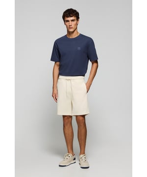 Polo Club bietet weiterhin Komfort und Stil mit der Bermuda Jonas. Der Stoff aus 100 % Baumwolle und die lockere Passform machen sie zu einem bequemen und modischen Kleidungsstück für sportliche Anlässe. Verstellbarer Kordelzug am Bund mit individueller Verzierung. Praktische Tasche auf der Hinterseite. Kleiner farblich abgestimter gummierter Twill-Aufnäher am vorderen Saum. 