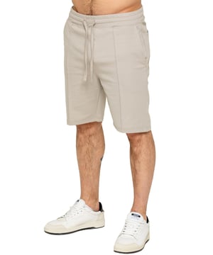 Enzo Heren Casual Stretch Shorts bieden comfort en gemak met 2 zij- en 2 achterzakken, een elastische tailleband en verstelbaar trekkoord, en een voorste naaddetail voor extra stijl en functionaliteit. Perfect voor boodschappen doen of loungen met een praktisch en stijlvol ontwerp.