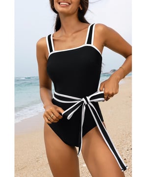 Soporte cómodo con tirantes en la ropa de baño  
Banda de contraste impactante para un elemento dinámico y llamativo  
Característica de cinta en la cintura para un ajuste favorecedor y personalizable  
Diseño de una sola pieza elegante y aerodinámico  
Apropiado para varios tipos de cuerpo y tamaños  
Material: 82% Poliamida 18% Elastano