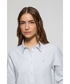 Unser Regular-Fit-Hemd für Damen ist für alle gedacht, die Stil und Komfort suchen. Es ist aus gestreifter Oxford-Baumwolle gefertigt und bietet eine strapazierfähige Textur und ein elegantes Finish. Der französische Kragen verleiht dem Hemd eine raffinierte Note, während kontrastierende Paspeln an der Innenseite des Kragens das Design akzentuieren. Logo-Knöpfe an den Manschetten und am Knopfverschluss. Das kontrastfarbene gestickte Rigby Go Logo auf der Brust verleiht dem Hemd einen einzigartigen und unverwechselbaren Touch.
