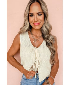 Chaleco de suéter sin mangas con diseño de encaje beige en la parte delantera con cuello en V.  
Diseño único de encaje en la parte delantera.  
Apariencia dulce y elegante.  
Diseño de cuello en V elegante.  
Silueta sin mangas perfecta para superponer.  
Alta elasticidad para un ajuste cómodo.  
Tamaños disponibles desde S hasta XL.  
Material: 100% Acrílico.