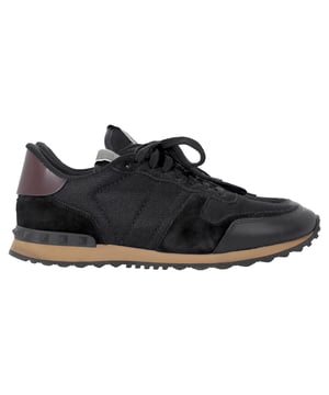 VINTAGE, UVP WIE NEU  
Erweitern Sie Ihre Schuhsammlung mit den Valentino Garavani Rockrunner Sneakers aus schwarzem Mixed Media. Hergestellt aus einer Kombination hochwertiger Materialien, darunter glattes Leder und strapazierfähiges Nylon, verfügen diese Sneakers über ein schlankes, modernes Design mit charakteristischen Rockstud-Details an den Seiten, die einen edgy, luxuriösen Akzent setzen. Die vielseitige schwarze Farbgestaltung sorgt dafür, dass diese Sneakers nahtlos mit jedem Outfit harmonieren und somit eine perfekte Fusion aus Stil, Komfort und Raffinesse darstellen.

Styling-Tipp:  
Für einen lässigen, aber eleganten Look kombinieren Sie diese Sneakers mit Slim-Fit-Jeans oder maßgeschneiderten Joggern und einem frischen T-Shirt oder Hoodie. Wenn Sie einen etwas ausgefeilteren Streetstyle anstreben, tragen Sie sie mit einer Bomberjacke und dunklen Hosen. Diese Rockrunner Sneakers verbinden mühelos High Fashion mit Alltagsbekleidung und sorgen dafür, dass Sie überall stilvoll auftreten.

Valentino Garavani Rockrunner Sneakers in schwarzem Mixed Media

Zustand: Exzellent  
Abnutzungserscheinungen: Keine sichtbaren Gebrauchsspuren  
Verpackung: Box, Staubbeutel  
Farbe: Schwarz  
Material: Polyester  
Größe: IT | 42.5  
Maße: Absatzhöhe: 20; Innensohlenlänge: 275  
SKU: MRPPUDESH458647M