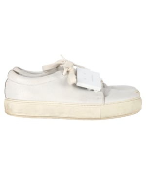 VINTAGE, RRP AS NEW
The Acne Studios Adriana Low-Top Sneakers in white leather are the perfect blend of minimalist design and contemporary cool. Crafted from premium leather, these sneakers feature a sleek, clean silhouette with subtle detailing, including the brand’s signature logo at the heel. The crisp white color and comfortable, cushioned sole make them an essential wardrobe staple that complements both casual and more polished looks.

Styling Tip: Pair these sneakers with tailored joggers and an oversized sweater for a relaxed, stylish look, or dress them up with a midi skirt and a blazer for an effortlessly chic contrast. The understated design and versatile white color make these sneakers easy to mix and match with almost any outfit, providing a foundation for endless styling possibilities.

 Acne Studios Adriana Low-Top Sneakers in White Leather

Condition: Very good
Signs of wear: Minor signs of wear
Packaging: Dust bag
Color: White
Material: Leather |  leather
Size: IT | 37
Measurements: Heel height: 35; Insole length: 280
SKU: TONPUGBSH456476W